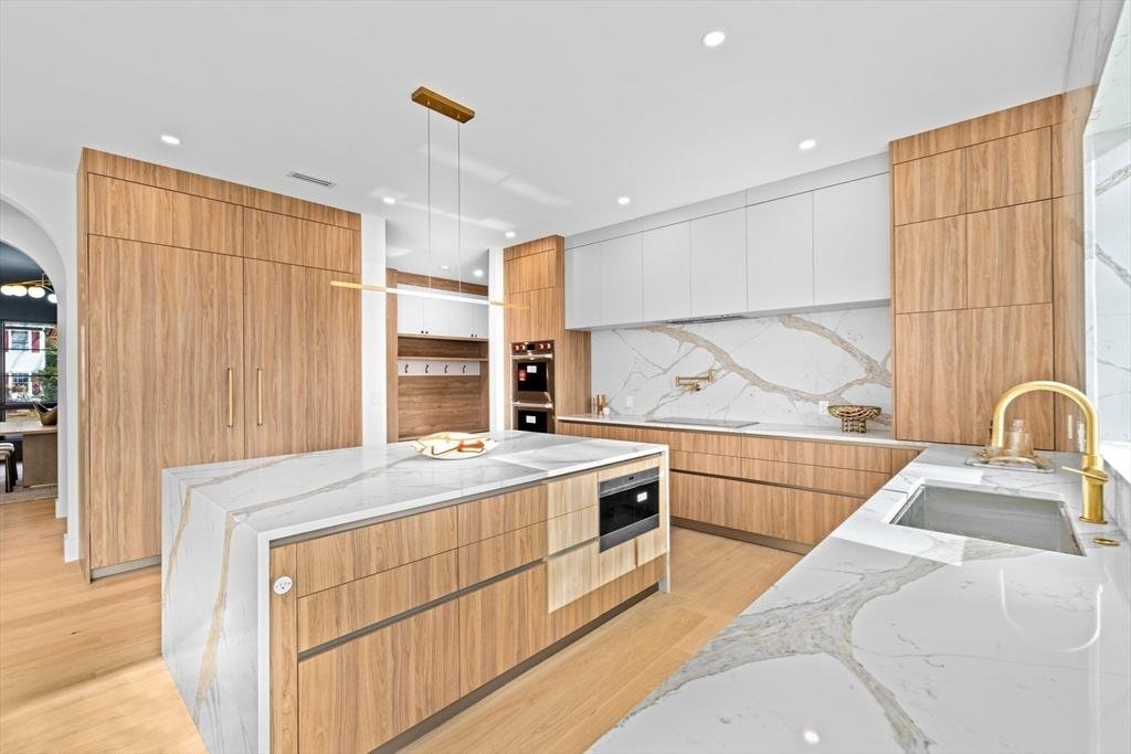 Modern Wood & Marble Kitchen